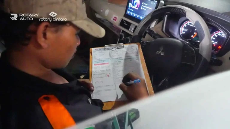Teknisi sedang mendata kendaraan sebelum melakukan perbaikan kaki kaki mobil