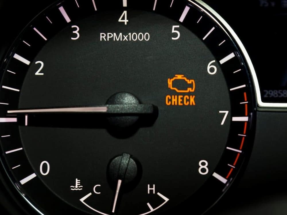Check Engine Mobil Menyala