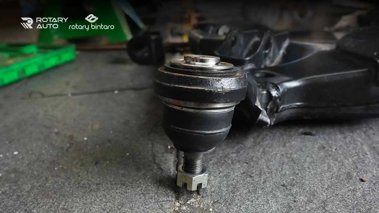 Foto ball joint mobil setelah dikeluarkan dari sistem kaki kaki