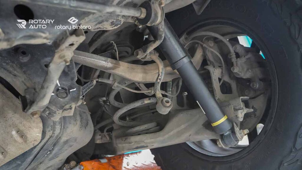 bunyi berdecit pada kaki mobil