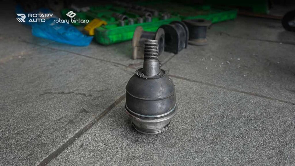 fungsi ball joint suspensi adalah