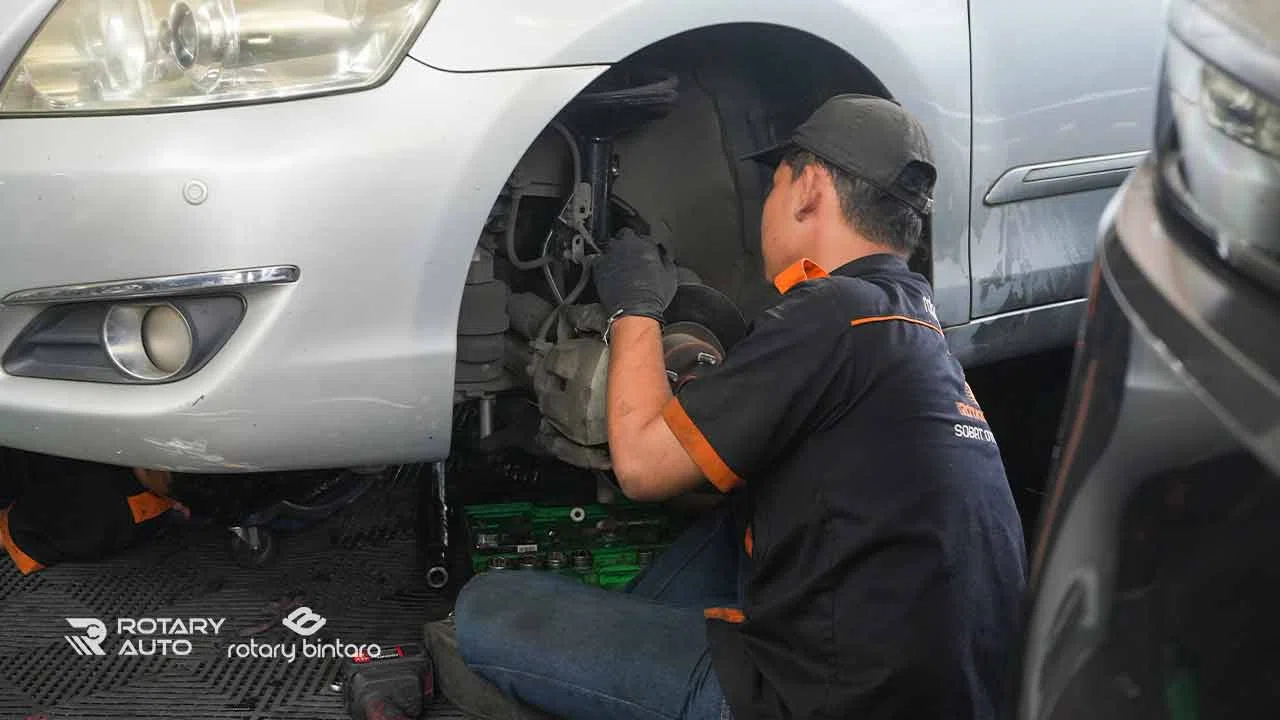 Proses pengecekan penyebab kaki kaki mobil berdecit