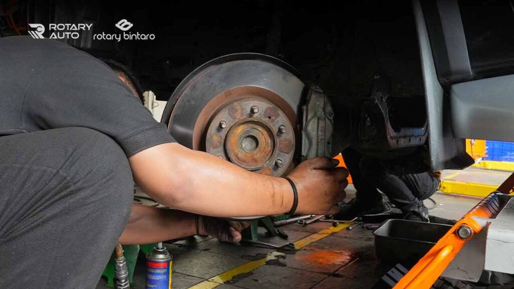 kaki mobil bunyi berdecit