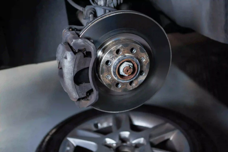 bearing roda mobil yang masih tertancap