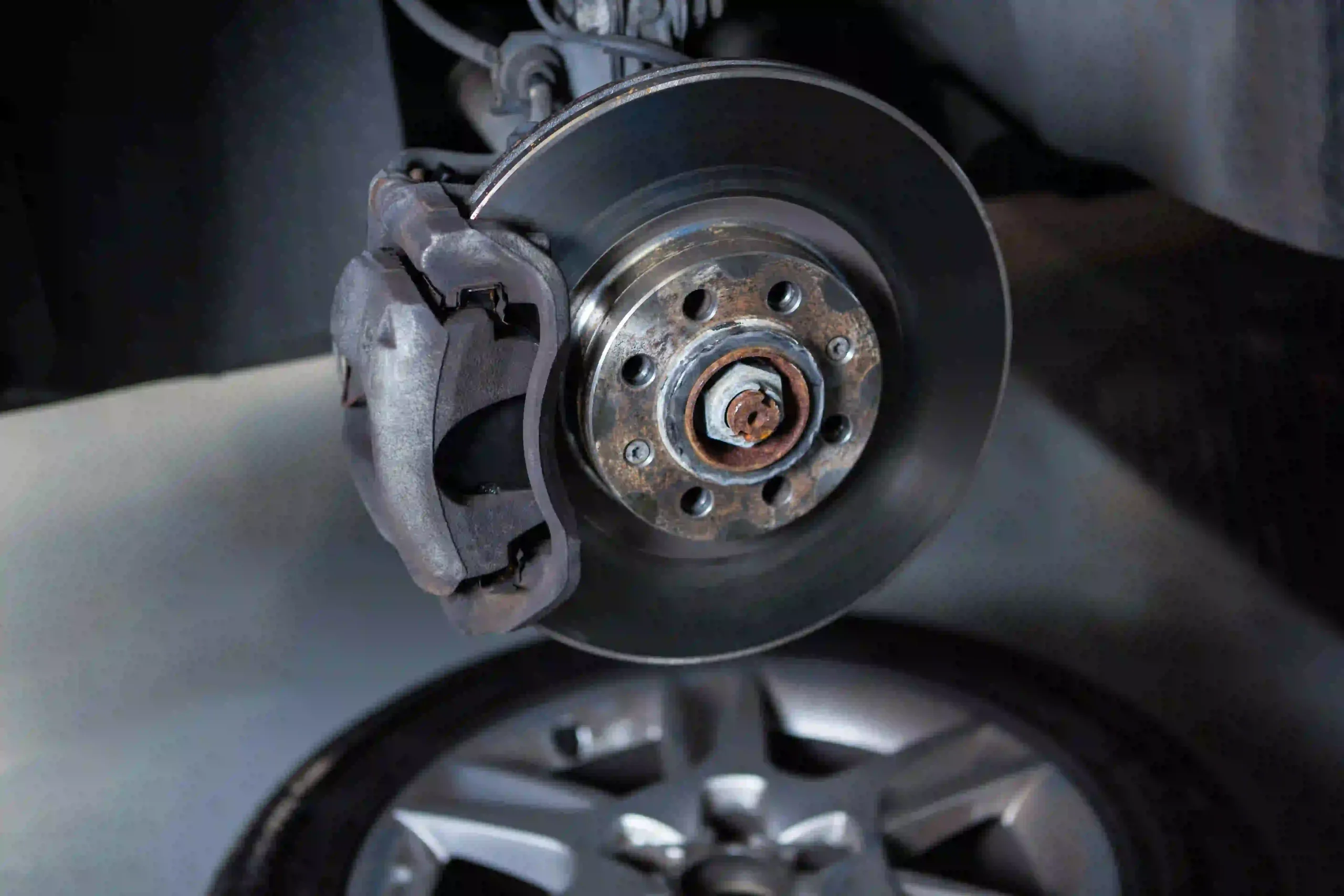bearing roda mobil yang masih tertancap