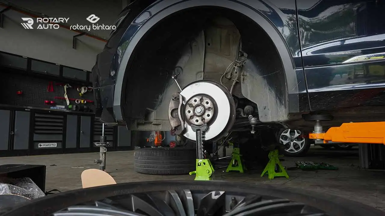 bearing roda mobil 1 bearing roda mobil yang terlihat setelah ban dilepas