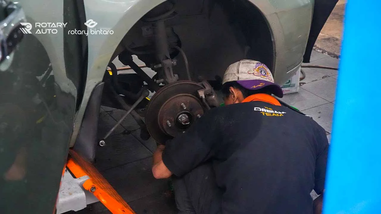 Ganti bearing roda mobil oleh teknisi Rotary Auto