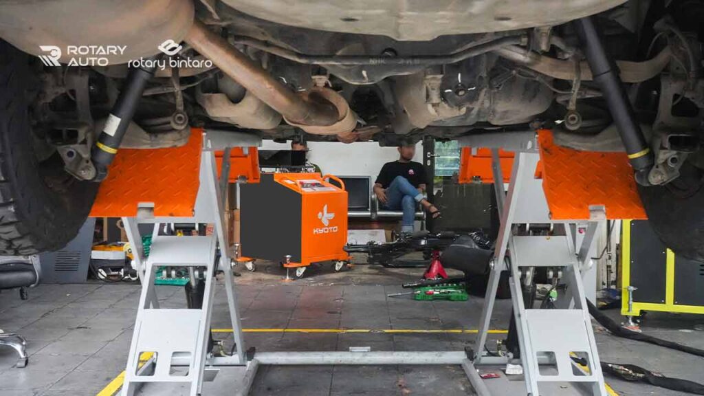 Bunyi Seperti Besi Beradu di Kolong Mobil