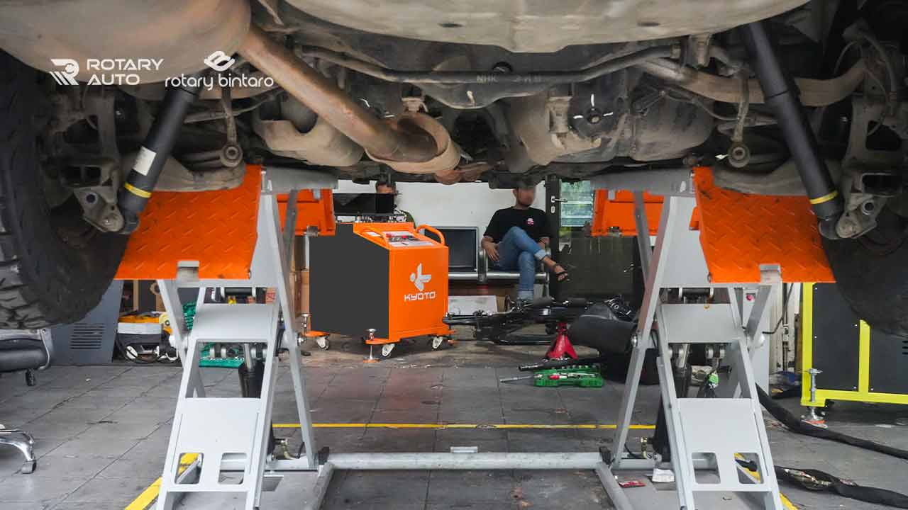 Bunyi Seperti Besi Beradu di Kolong Mobil
