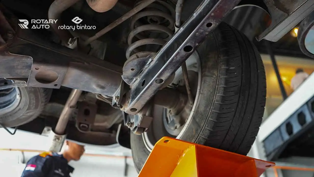Teknisi Rotary Auto melakukan inspeksi awal kaki-kaki mobil akibat bunyi kletek