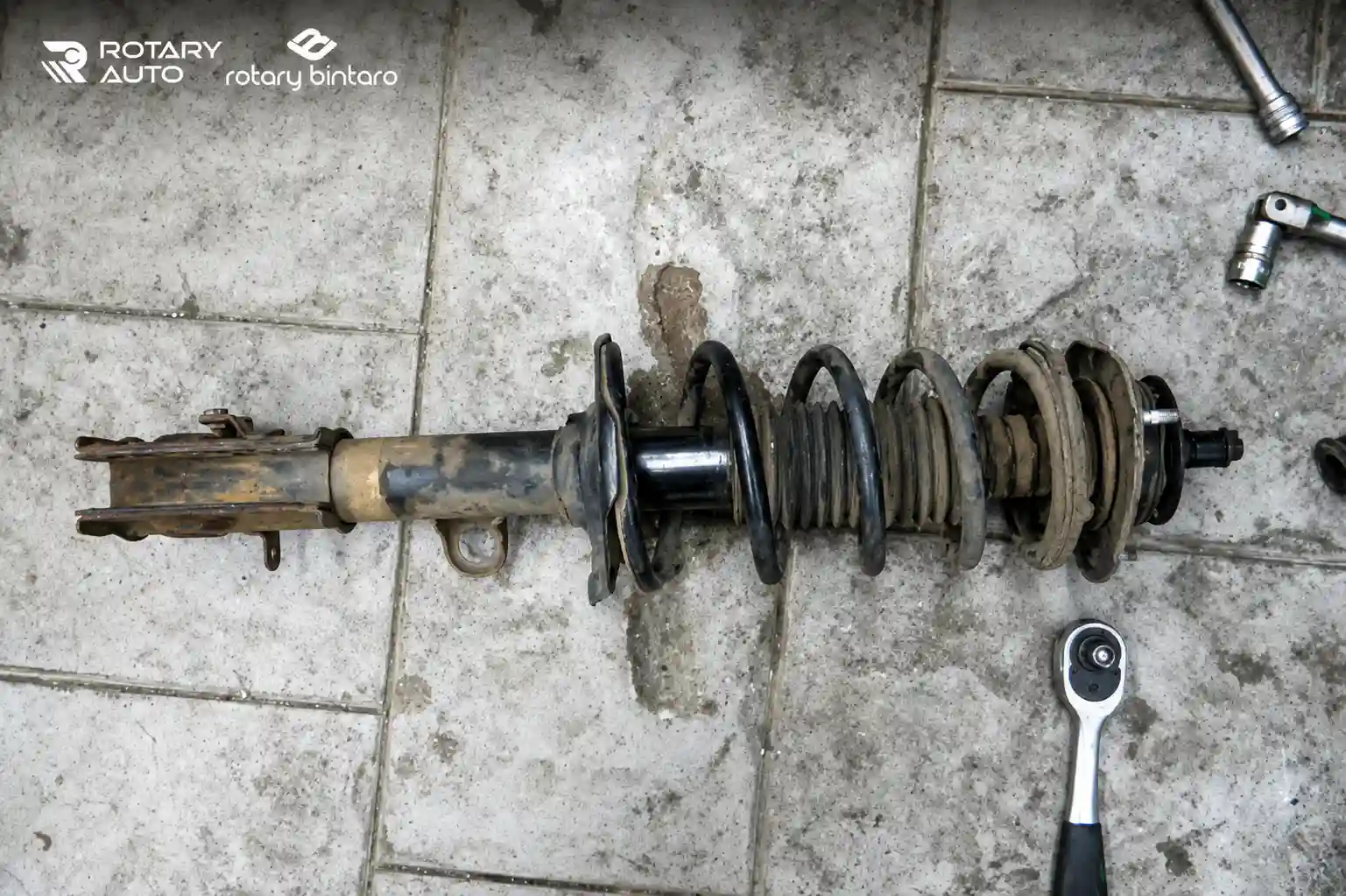 Rembesan oli pada shockbreaker setelah dilepas sebagai tanda kebocoran