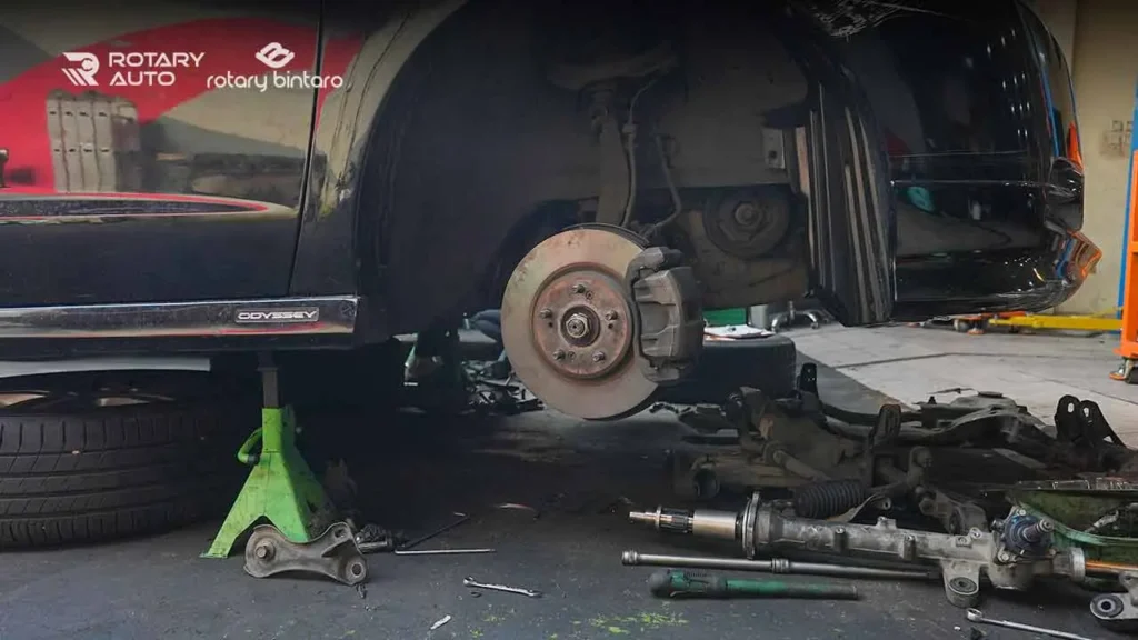 Cara Mengatasi Bunyi Gluduk pada Roda Depan Mobil