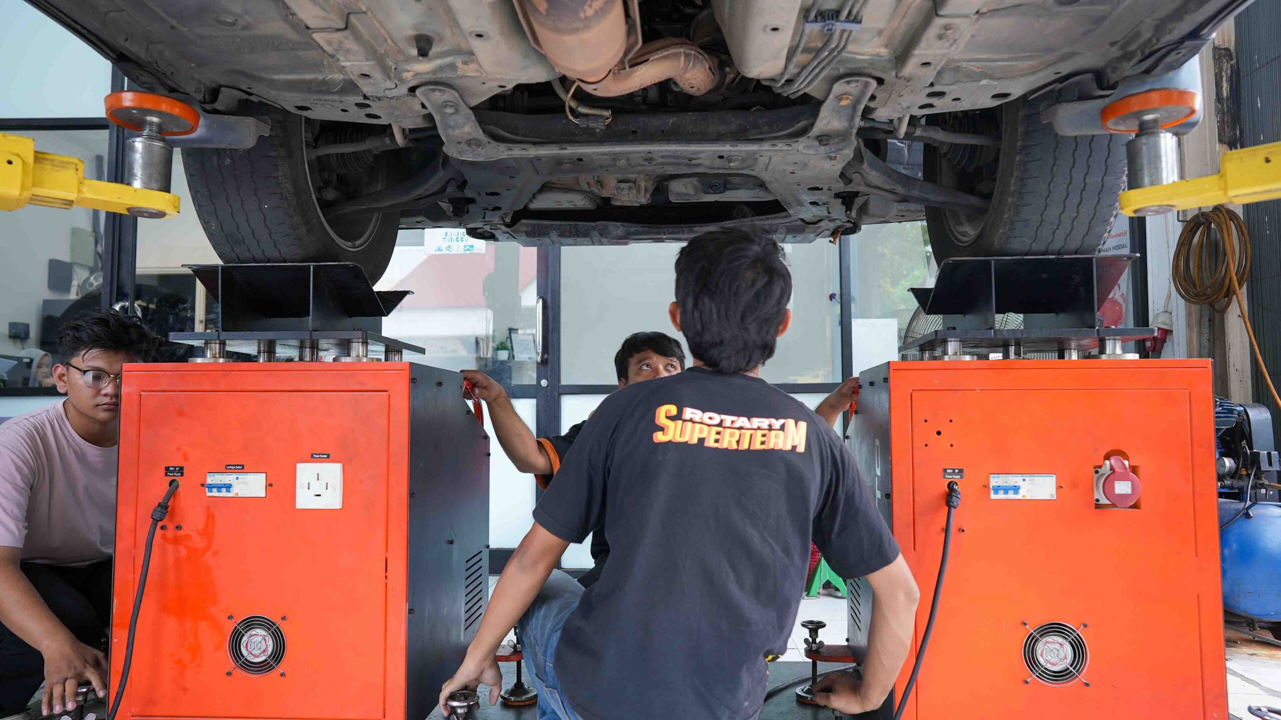 Pengecekan Suspensi oleh Mekanik Spesialis