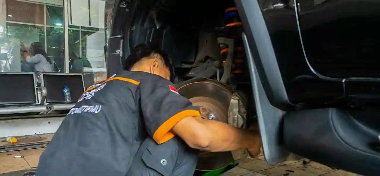 Proses Perbaikan Kaki-Kaki di Bengkel Rotary Auto