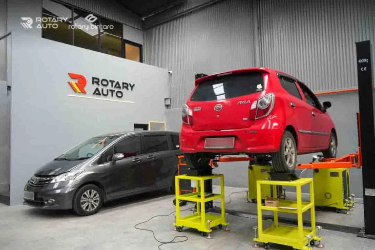 Mobil yang sedang melakukan pengecekan kaki kaki di bengkel kaki kaki mobil cibubur