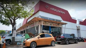 Teknisi sedang memeriksa AC mobil.