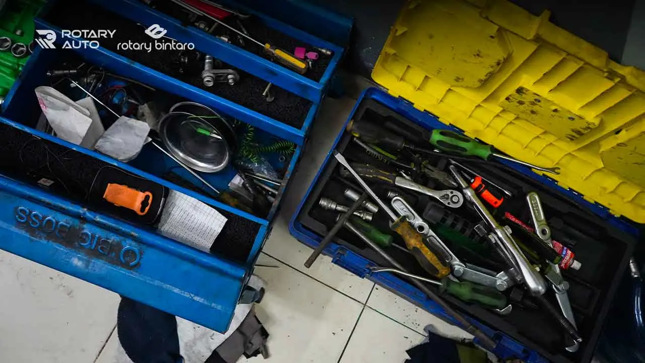Alat-alat servis di bengkel kaki kaki mobil Serpong