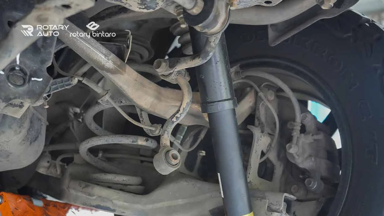Abu vulkanik pada kaki-kaki mobil yang terlihat dari bawah