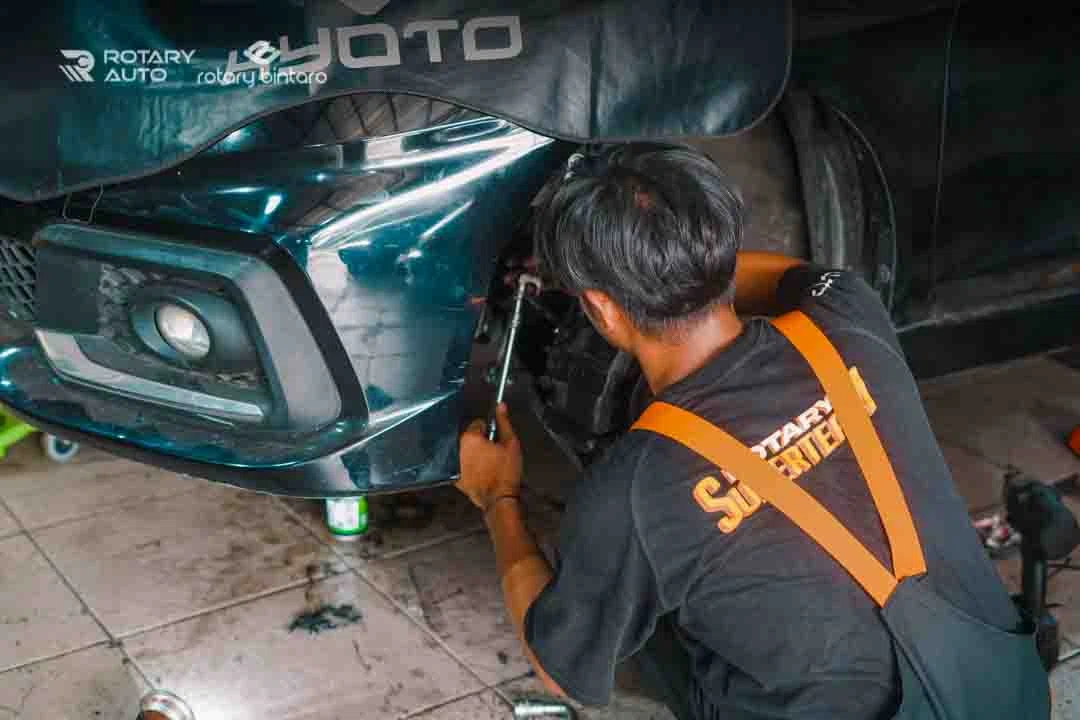 Teknisi Rotary Auto Kuningan sedang memperbaiki bagian roda